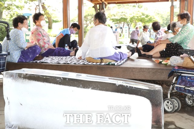 정읍시 관계자는 “주기적인 시설물 점검과 폭염대응 인력 투입, 노인일자리사업 특별관리 등 폭염 피해가 발생하지 않도록 노력하겠다”며 “시민들도 폭염에 대비해 행동요령을 숙지하는 등 아전하게 여름을 날 수 있도록 주의해달라”고 당부했다. / 정읍시