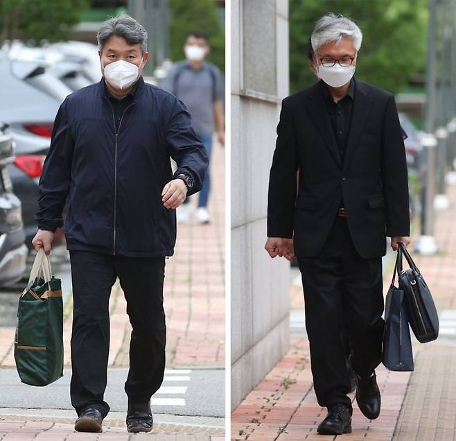 이태원 참사와 관련된 경찰 내부 보고서를 삭제하라고 지시한 혐의를 받는 김진호 전 용산경찰서 정보과장(왼쪽)과 박성민 전 서울경찰청 공공안녕정보외사부장이 21일 오후 서울 구로구 서울남부구치소에서 보석 석방되고 있다. [이미지출처=연합뉴스]