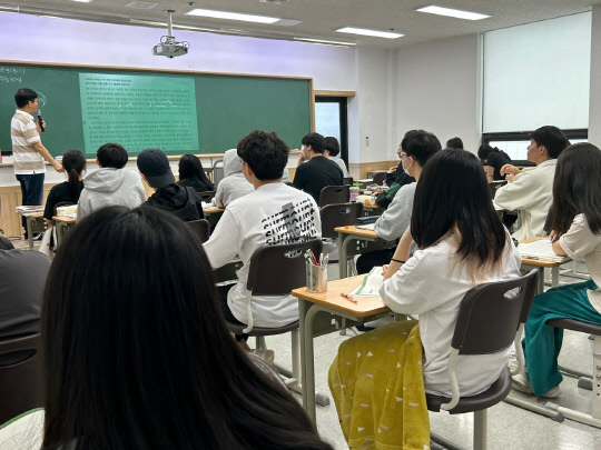 21일 대전 서구 둔산동의 한 재수학원에서 학생들이 수업을 듣고 있다. 사진=유혜인 기자
