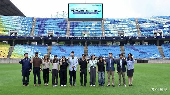 이민주 (재)경기도수원월드컵경기장관리재단 사무총장(왼쪽에서 여섯번 째)이 21일  공개모집을 통해 선발된 3기 온라인 서포터즈와 수원월드컵경기장에서 기념사진을 찍고 있다.