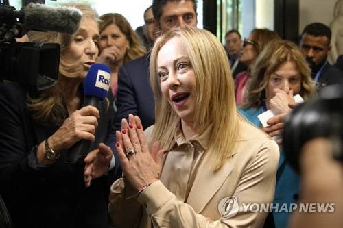 조르자 멜로니 이탈리아 총리가 20일(현지시간) 프랑스 파리에서 열리는 국제박람회기구(BIE) 제172차 총회에 참석하고 있다. 연합뉴스