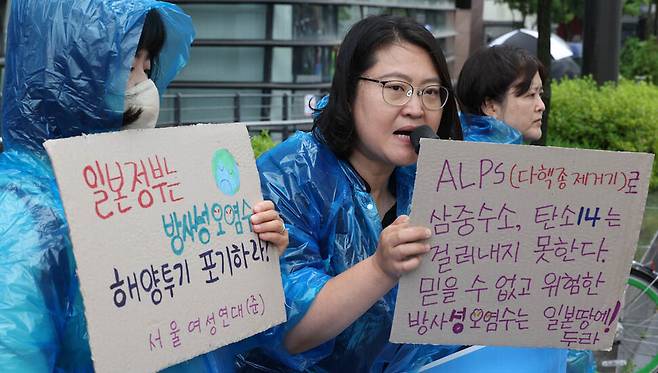 서울여성연대(준) 등 여성단체 회원들이 서울 종로구 주한일본대사관 앞에서 일본의 후쿠시마 방사성 오염수 해양 투기를 비판하며 “일본 땅에 보관하라”고 요구하고 있다. 김정효 기자