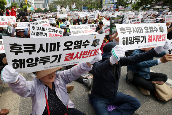 지난 12일 여의도 국회 앞에서 열린 후쿠시마 방사성 오염수 해양투기 반대 2차 전국행동 '전국어민대회' 참가자들이 구호을 외치고 있다. [사진=뉴시스]