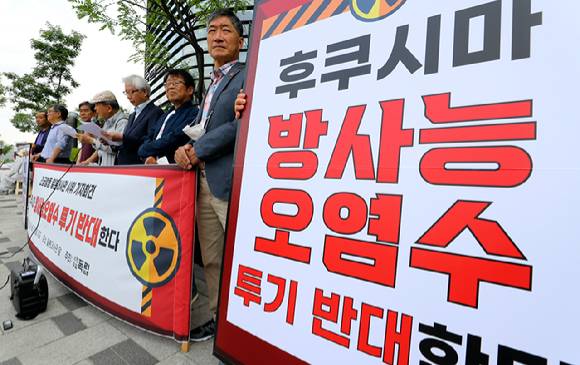 시민모임 독립 회원들이 지난 12일 서울 종로구 일본대사관 앞에서 후쿠시마 방사능오염수 투기 반대 긴급행동 일본대사관 시위 기자회견을 하고 있다. [사진=뉴시스]