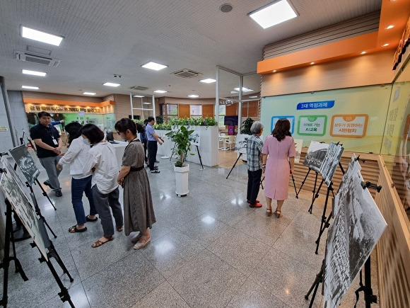 지난 19일부터 광주광역시교육청 주관으로 개최된 6.25 전쟁 73주년 사진전에서 방문객들이 관련 사진을 관람하고 있다. [사진=광주시교육청]