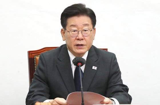 이재명 더불어민주당 대표가 21일 오전 서울 여의도 국회에서 열린 최고위원회의에서 모두발언을 하고 있다. 뉴스1