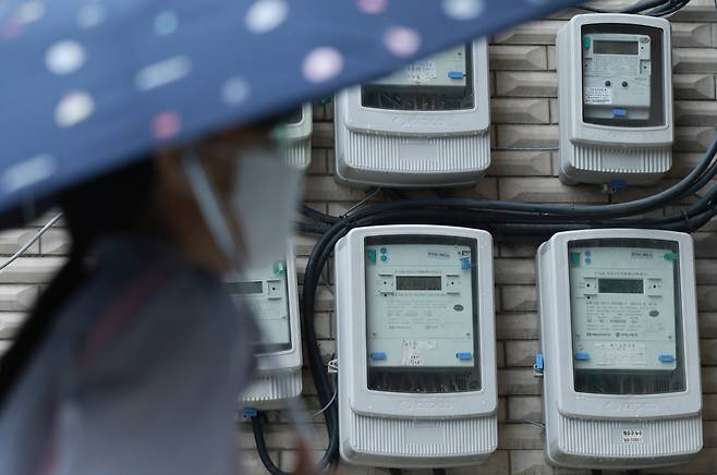21일 서울 종로구의 한 다세대주택 외벽에 전력량계가 부착돼 있다.   연합뉴스