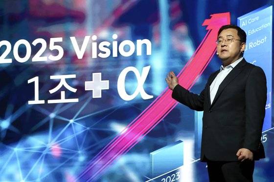KT AI/DX융합사업부문장 송재호 부사장이 21일 서울 중구 노보텔 앰배서더 서울 동대문에서 열린 'KT AI 사업 기자간담회'에서 인사말을 하고 있다.   이날 KT는 2025년까지 로봇, 헬스케어, 교육 등 인공지능(AI) 신사업 매출 1조원을 달성하겠다고 밝혔다. 사진 KT