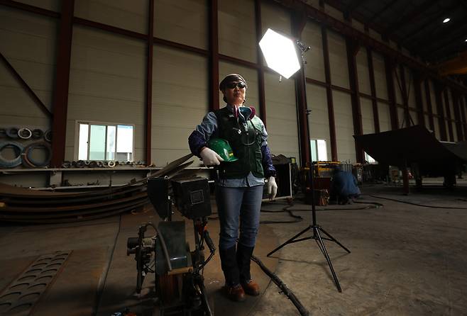 용접사 박효심씨가 전남 여수의 한 공장에서 용접기 옆에 서서 포즈를 취하고 있다. 여수|권도현 기자