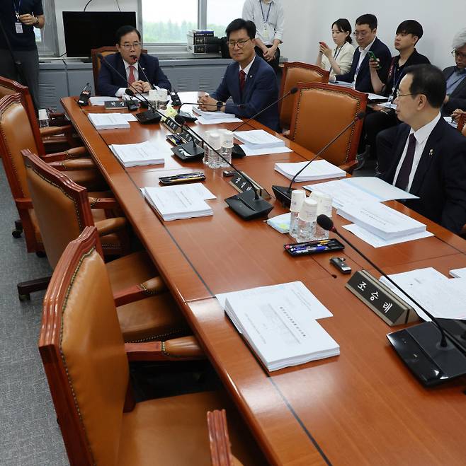 극한 대립 속 반쪽 과방위 국회 과학기술정보방송통신위원회 과학기술원자력법안심사소위원회에서 21일 오전 국민의힘 소속 박성중 위원장이 더불어민주당 의원들이 불참한 가운데 의사봉을 두드리고 있다. 연합뉴스