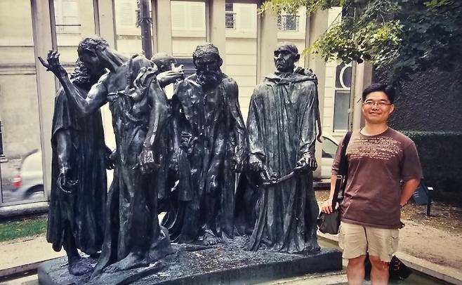 Oh Chang-eun stands in front of the Burghers of Calais at the Rodin Museum in Paris on Jan. 17, 2003. (Courtesy of Oh)