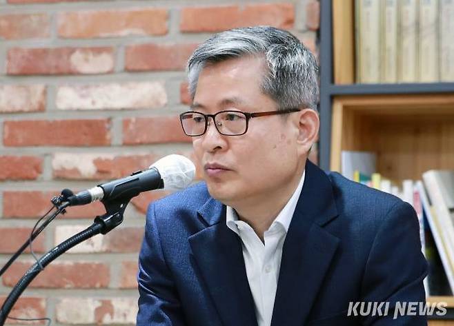 김범수 충남도 여성가족정책관이 21일 도청 프레스센터에서 정례브리핑을 갖고 서남부권 해바라기센터 설치를 밝히고 있다.