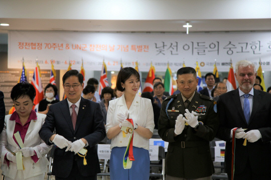 전시회 참석한 배현진, 박수영 의원 배현진, 박수영 국민의힘 의원은 21일 오전 국회 의원회관에서 열린 ‘낯선 이들의 숭고한 희생을 기억하다’ 전시회 기념식을 개최했다. 배 의원실.