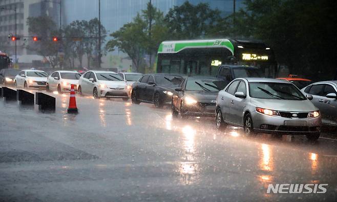 [서울=뉴시스] 배훈식 기자 =  21일 한의학에 따르면 비가 오고 기압이 낮아지면 온 몸의 관절이 뻣뻣하게 굳어 통증이 심해진다. 지난해 8월 8일 오후 서울 종로구 세종대로 사거리에서 전조등을 켠 자동차들이 신호대기를 하고 있다. (해당 사진은 기사와 직접 관련이 없습니다.) 2023.06.21 dahora83@newsis.com