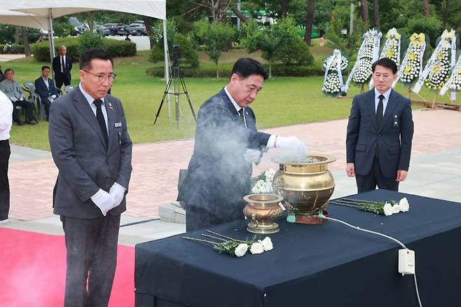 [영동=뉴시스] 안성수 기자 = 정영철 충북 영동군수와 이승중 영동군의회 의장 등이 제73주기 노근리사건 희생자 합동 추모식이 열린 영동군 노근리 평화공원에서 분향하고 있다. 2023..06.21. photo@newsis.com *재판매 및 DB 금지