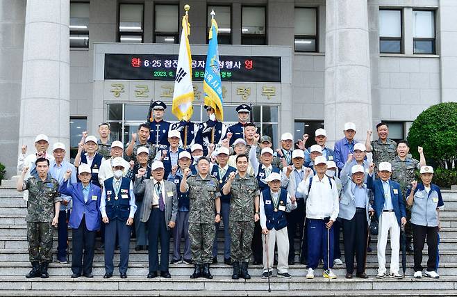 [진주=뉴시스] 6·25참전용사와 유재문 공군교육사령관 및 지휘관·참모들이 21일 사령부 청사 앞에서 기념 촬영을 하고 있다. *재판매 및 DB 금지