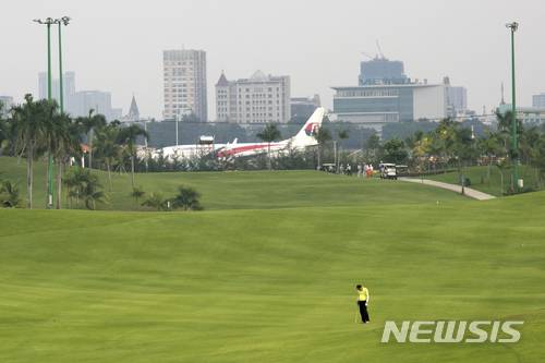【호찌민=AP/뉴시스】 베트남 교통부는 29일 성명에서 호찌민 국제공항인 딴손녓 공항 남부에 7억8600만 달러(약 8377억원)를 투자해 20만 ㎡규모의 여객 터미널을 추가로 건설하기로 했다고 밝혔다. 호찌민 국제공항 북부에 있는 딴손녓 골프장 전경. 2018.03.29 *위 사진은 해당 기사와 관련 없음