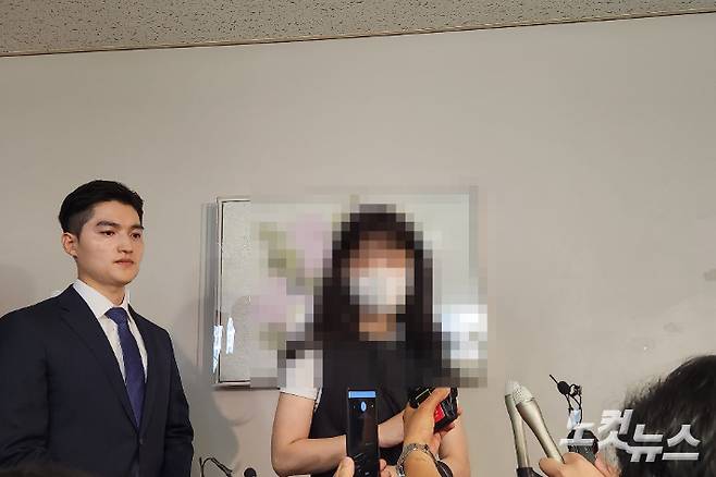 12일 부산고법에서 열린 '부산 돌려차기 사건' 항소심 선고 이후 피해자가 입장을 밝히고 있다. 정혜린 기자