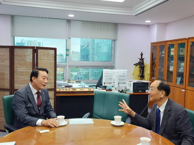 서일준 의원이 이성해 대도시권광역위원장을 만나 거제를 대도시권 범위에 포함해 줄 것을 요청했다. 서 의원실 제공