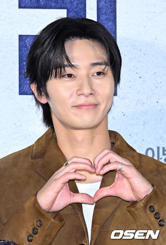 Actor Park Seo-joon appeared in public the day after the romance rumor with Sousse and said, It was a very burdensome place, but it was the best choice and wise action.On the morning of May 21, the production report of the movie concrete Utopia was held at the entrance of the Seoul Lotte Mart Cinema Counter.Um Tae-hwa, Lee Byung-hun, Park Seo-joon, Park Bo-young, Kim Sun-Young, Park Ji-hoo and Kim Do-yoon attended the ceremony.On the eve of the meeting, Park Seo-joons romance rumor broke out, unintentionally becoming a hot scene, and a lot of reporters gathered.On the 20th, it was reported that Park Seo-joon (34) and singer and YouTuber Sousse (28) were dating, and according to reports, Park Seo-joon was close enough to introduce Sousse to his best friends.In the online community, photos taken by two people with their acquaintances spread quickly, adding that they enjoy small dates while enjoying hobbies and exercises like any other couple.Park Seo-joons agency, Awesome Entity, said, I would like to ask Liang Kai that it is difficult to confirm the contents of Park Seo-joons romance rumor because it is a personal life.Sousses agency, WAVY, said, Its hard to check because its a personal life.Before the production report of the movie or the drama, the production presentation, etc., the main actor romance rumor, the incident accident, etc.Usually, before the start of the event, I often use Re-Ment to inform me that I would like you to refrain from questions related to your work.Thats because theyre worried that all the attention will be focused on a particular actor, especially if the issue is negative.Sometimes, even if a question comes out, you do not answer it. If you avoid answering it intentionally, it may be counterproductive.On this day, concrete Utopia was consistently cheerful, and there was no Re-Ment to save Liang Kai for the question.Park Seo-joon, Park Bo-young, Kim Sun-young, etc., poured out a testimony that they admired Lee Byung-huns acting, and Lee Byung-hun responded pleasantly, saying, At this point,At the very last moment, Park Seo-joon was asked about the romance rumor. Park Seo-joon also gave a neat answer as expected.If he intentionally turned away or avoided the answer, he might have become a superfluous person, and his actions seem to have increased speculation.Park Seo-joon said, I got to know the news late yesterday.The first thought I had because of the work Im filming (Kyungsung Creature Season 2) was, I think Im getting a lot of attention, and Im very grateful for the interest.However, I personally feel burdened to open Personal Life.(Romance rumor with Sousse) is a personal matter, so it is difficult to say anything special.  (Today) is the official first schedule of concrete Utopia, so I would like you to pay great attention to this movie. Park Seo-joon frankly said, Its a burden to open it as Personal Life.At the same time, I did not forget to mention concrete Utopia as it was the official schedule of works that dozens and hundreds of people worked on. It was the best answer Park Seo-joon could do.On the other hand, concrete Utopia (director Um Tae-hwa, production Climax studio, co-production BH entertainment, distribution Lotte Mart entertainment) is Seoul, which has been ruined by the great earthquake, It is a disaster drama depicting the story that begins.It was newly adapted based on the second part of the popular webtoon Pleasant Bullying by Kim Sung-hee, who had been popular since the serialization in 2014, and Um Tae-hwa returned after seven years after finishing The Time of Obscurity (2016).Hell, D.P. It is a new work by Climax Studios, a production company that has created a unique world view, and has been sold to 152 countries around the world. It is scheduled to open in August.