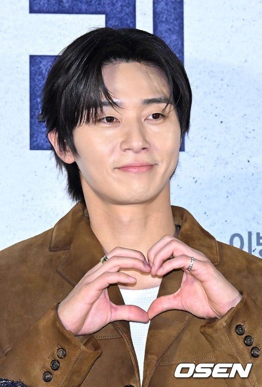 Actor Park Seo-joon appeared in public the day after the romance rumor with Sousse and said, It was a very burdensome place, but it was the best choice and wise action.On the morning of May 21, the production report of the movie concrete Utopia was held at the entrance of the Seoul Lotte Mart Cinema Counter.Um Tae-hwa, Lee Byung-hun, Park Seo-joon, Park Bo-young, Kim Sun-Young, Park Ji-hoo and Kim Do-yoon attended the ceremony.On the eve of the meeting, Park Seo-joons romance rumor broke out, unintentionally becoming a hot scene, and a lot of reporters gathered.On the 20th, it was reported that Park Seo-joon (34) and singer and YouTuber Sousse (28) were dating, and according to reports, Park Seo-joon was close enough to introduce Sousse to his best friends.In the online community, photos taken by two people with their acquaintances spread quickly, adding that they enjoy small dates while enjoying hobbies and exercises like any other couple.Park Seo-joons agency, Awesome Entity, said, I would like to ask Liang Kai that it is difficult to confirm the contents of Park Seo-joons romance rumor because it is a personal life.Sousses agency, WAVY, said, Its hard to check because its a personal life.Before the production report of the movie or the drama, the production presentation, etc., the main actor romance rumor, the incident accident, etc.Usually, before the start of the event, I often use Re-Ment to inform me that I would like you to refrain from questions related to your work.Thats because theyre worried that all the attention will be focused on a particular actor, especially if the issue is negative.Sometimes, even if a question comes out, you do not answer it. If you avoid answering it intentionally, it may be counterproductive.On this day, concrete Utopia was consistently cheerful, and there was no Re-Ment to save Liang Kai for the question.Park Seo-joon, Park Bo-young, Kim Sun-young, etc., poured out a testimony that they admired Lee Byung-huns acting, and Lee Byung-hun responded pleasantly, saying, At this point,At the very last moment, Park Seo-joon was asked about the romance rumor. Park Seo-joon also gave a neat answer as expected.If he intentionally turned away or avoided the answer, he might have become a superfluous person, and his actions seem to have increased speculation.Park Seo-joon said, I got to know the news late yesterday.The first thought I had because of the work Im filming (Kyungsung Creature Season 2) was, I think Im getting a lot of attention, and Im very grateful for the interest.However, I personally feel burdened to open Personal Life.(Romance rumor with Sousse) is a personal matter, so it is difficult to say anything special.  (Today) is the official first schedule of concrete Utopia, so I would like you to pay great attention to this movie. Park Seo-joon frankly said, Its a burden to open it as Personal Life.At the same time, I did not forget to mention concrete Utopia as it was the official schedule of works that dozens and hundreds of people worked on. It was the best answer Park Seo-joon could do.On the other hand, concrete Utopia (director Um Tae-hwa, production Climax studio, co-production BH entertainment, distribution Lotte Mart entertainment) is Seoul, which has been ruined by the great earthquake, It is a disaster drama depicting the story that begins.It was newly adapted based on the second part of the popular webtoon Pleasant Bullying by Kim Sung-hee, who had been popular since the serialization in 2014, and Um Tae-hwa returned after seven years after finishing The Time of Obscurity (2016).Hell, D.P. It is a new work by Climax Studios, a production company that has created a unique world view, and has been sold to 152 countries around the world. It is scheduled to open in August.