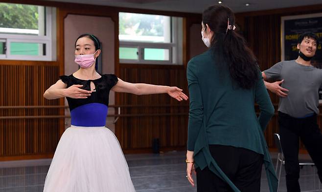 드라마 발레 명작&nbsp;‘오네긴’ 공연을 앞두고 있는 유니버설발레단 강미선 수석무용수.&nbsp;“방역 때문에 집에서 연습하는 시간이 길어지니 ‘아 나는 진짜 발레를 안하면 안되겠구나’라는 생각이 들었어요. 그래서 홈트레이닝용 장비도 구입하고 요즘에는 독일에 계신 선생님과 전 세계 무용수들이 함께 하는 온라인 클래스(연습)도 참여하는데 새로운 재미가 있더라구요.”. 이제원 기자