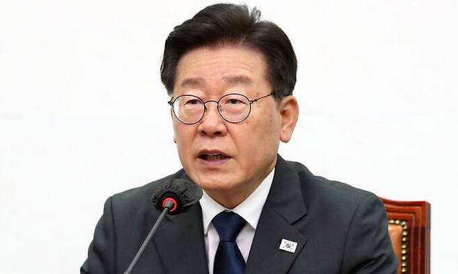 이재명 더불어민주당 대표가 21일 서울 여의도 국회에서 열린 최고위원회의에서 발언을 하고 있다. 뉴시스