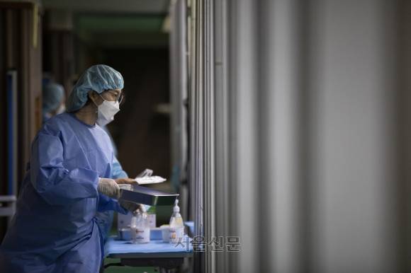 코로나19 예방접종 준비하는 의료진. 서울신문DB