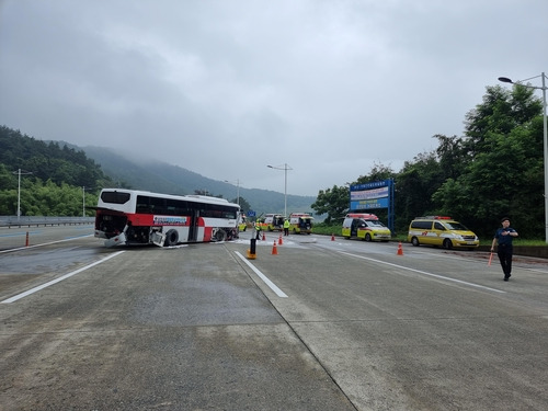 21일 오전 10시52분께 경남 거제시 장목면 거가대교 거제에서 부산으로 가던 시내 직행 좌석버스가 요금소를 들이받았다. ⓒ 경남소방본부 제공