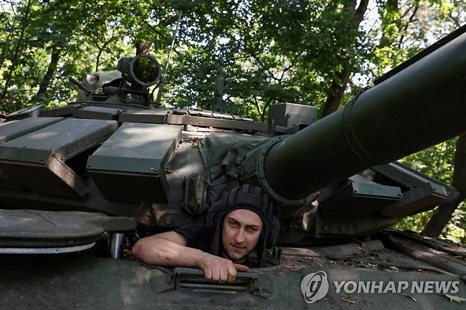 탈취한 러시아 군 탱크 들어가는 우크라이나 병사 (바흐무트 로이터=연합뉴스) 우크라이나 병사가 19일(현지시간) 도네츠크주 바흐무트의 전선 인근에서 러시아 군으로부터 탈취한 탱크에 들어가고 있다. 2023.06.20 danh2023@yna.co.kr