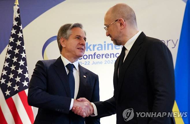 악수하는 미국 외교수장과 우크라 총리 (런던 AFP=연합뉴스) 토니 블링컨 미국 국무장관(왼쪽)과 데니스 슈미할 우크라이나 총리가 영국 런던에서 열린 우크라이나 재건 회의 첫날인 21일(현지시간) 회동해 악수하고 있다. 이날부터 이틀 일정으로 열리는 우크라이나 재건 회의에는 60여개국의 외교 관계자 1천여명과 기업 대표, 투자자들이 참석한다. 2023.06.21 ddy04002@yna.co.kr