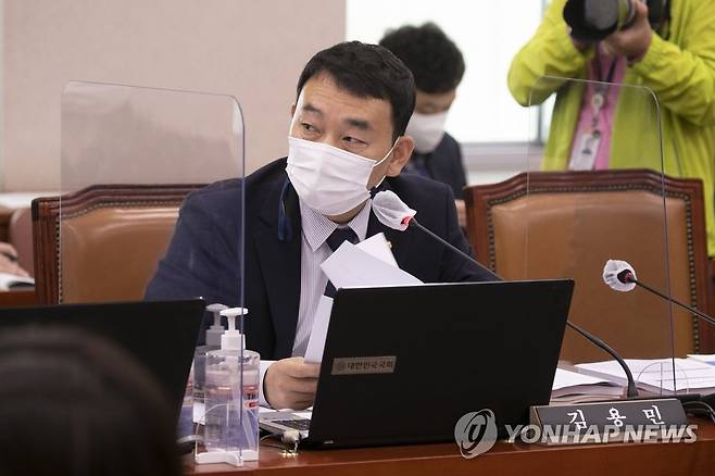 민주당 김용민 의원 (서울=연합뉴스) 하사헌 기자 = 더불어민주당 김용민 의원이 4일 오전 서울 여의도 국회에서 열린 산업통상자원중소벤처기업위원회 국정감사에서 자료 요구를 하고 있다. 2022.10.4 [국회사진기자단] toadboy@yna.co.kr