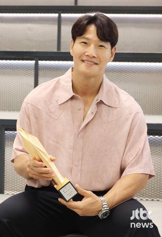 '제59회 백상예술대상'에서 TV부문 남자 예능상을 수상한 가수 김종국이 24일 오후 서울 마포구 상암동 JTBC에서 진행된 인터뷰에 앞서 포즈를 취하고 있다.  김현우 엔터뉴스팀 기자 kim.hyunwoo3@jtbc.co.kr (콘텐트비즈니스본부)