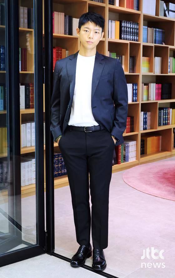 배우 김도건이 14일 오후 서울 마포구 상암동 JTBC에서 진행된 인터뷰에 앞서 포즈를 취하고 있다. 김현우 엔터뉴스팀 기자 kim.hyunwoo3@jtbc.co.kr (콘텐트비즈니스본부)