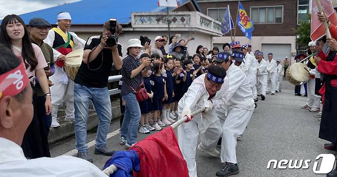 단오절인 22일 경북 김천시 대항면 용복리와 신평리 마을 경계 용평교에서 열린 줄다리기 행사에서 두 마을 주민들이 줄다리기를 하고 있다.(김천시 제공) 2023.6.22/뉴스1