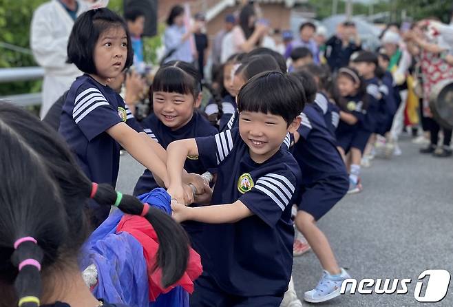 단오절인 22일 경북 김천시 대항면 용복리와 신평리 마을 경계 용평교에서 열린 줄다리기 행사에서 두 마을 유치원생들이 줄다리기를 하고 있다.(김천시 제공) 2023.6.22/뉴스1