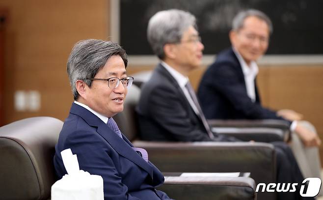 김명수 대법원장이 서울 서초구 대법원에서 열린 대법관후보추천위원회 회의에 앞서 추천 위원들을 만나 인사말을 하고 있다. 2023.5.30/뉴스1 ⓒ News1 박지혜 기자