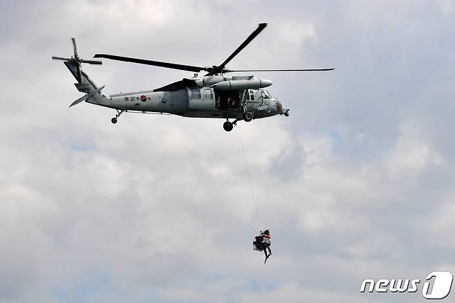 22일 오후 경북 포항시 북구 영일대해수욕장 앞 바다에서 열린 '2023년 민관군합동수난대비훈련'에서 해경 항공구조사가 바다에 빠진 여객선 승객을 구조하고 있다. 2023.6.22/뉴스1 ⓒ News1 최창호 기자