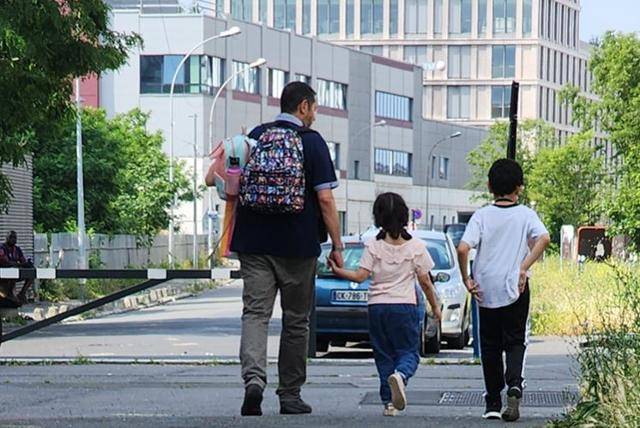 12일 프랑스 파리에서 만난 아르메니아 출신 슬리마는 두 명의 자녀와 함께 있었다. 그는 "양가 가족들 권유로 결혼을 했지만, 시민연대계약(PACS)을 체결했을 때와 큰 차이가 있었던 것은 아니다"라고 했다. '어떤 가족'에 아이가 속하든, 프랑스에선 문제 되지 않는다는 게 그의 말이다. 파리=신은별 특파원