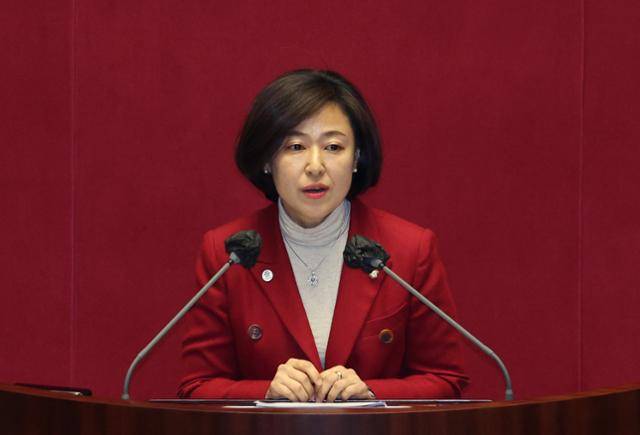 불법 정치자금 수수 의혹과 사생활 논란에 휩싸인 황보승희(부산 중·영도) 의원이 19일 국민의힘 탈당과 내년 총선 불출마를 선언했다. 황보 의원은 이날 입장문에서 "최근 제 가정사와 경찰 수사 건으로 크나큰 심려를 끼쳐드려 고개 숙여 진심으로 사과드린다"며 이같이 밝혔다. 사진은 황보 의원이 지난 4월 11일 전원위원회에서 질의하는 모습. 연합뉴스