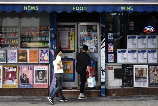 지난 18일 영국 런던 소호 지역의 한 슈퍼마켓에 들어서는 손님들. 5월 영국의 소비자 물가 상승률은 연 8.7%를 기록하는 등 인플레이션 압력이 지속되고 있다. 런던=AFP 연합뉴스