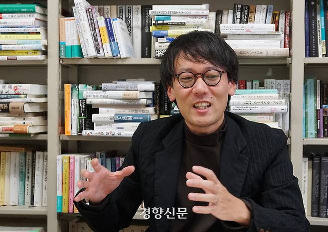사이토 고헤이 일본 도쿄대 종합문화연구과 교수가 지난달 23일 도쿄대 고마바 캠퍼스 연구실에서 기자와 인터뷰하고 있다. 도쿄 | 이창준 기자