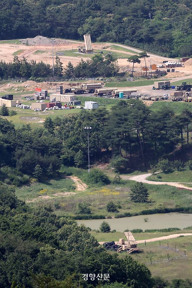 정부가 경북 성주 고고도미사일방어체계(THAAD·사드) 기지에서 배출되는 전자파가 인체와 환경에 미치는 영향이 미미하다고 결론 내린 가운데 22일 경북 성주 주한미군기지에 임시 배치된 사드 발사대가 하늘을 향하고 있다. 조태형 기자