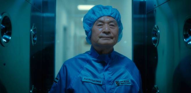 A screenshot shows South Korean scientist Hwang Woo-suk in "King of Clones" (Netflix)