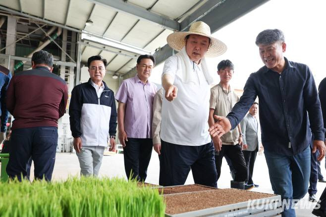 김태흠 지사는 지난 7일 부여 모내기 현장을 찾은 윤석열 대통령을 만나 스마트팜 조성을 위해 국가 지원과 정책화가 필요하다고 건의했다.