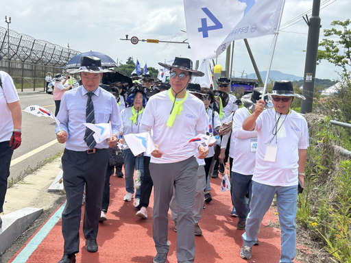 한국자유총연맹 인천지부가 22일 인천 강화군 고려천도공원 일대 북방한계선(NLL) 지역에서 연 ‘제2회 늘(NLL) 평화의 철책길 걷기대회’에서 시민 500여명이 길을 걷고 있다. 한국자유총연맹 인천지부 제공