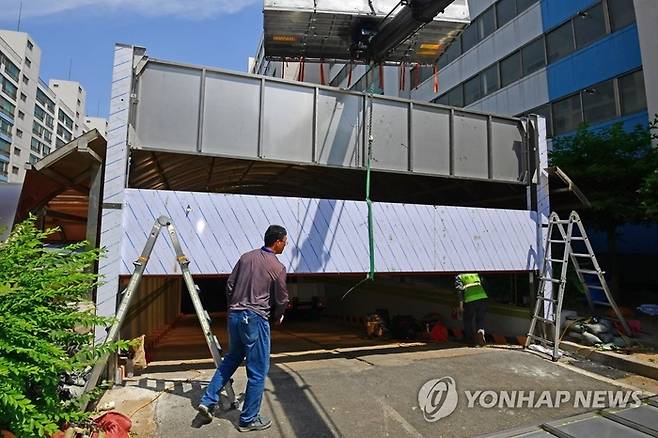 지난 8일 경북 포항시 남구 인덕동 한 아파트 지하주차장 출입구에 물막이판(차수판)이 설치되고 있다.(사진출처-연합뉴스)