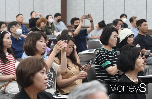 제17회 머니톡콘서트의 참석자들이 정경찬 한국토지신탁 도시재생2본부2팀장의 강연을 듣고 있다. /사진=장동규 기자