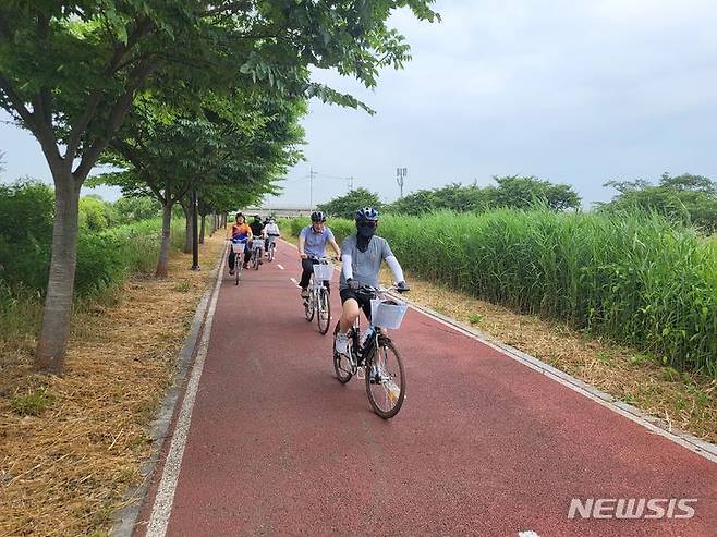 [평택=뉴시스] 자전거타고 평택강변 현장 점검을 벌이는 모습 (사진 = 평택시 제공)