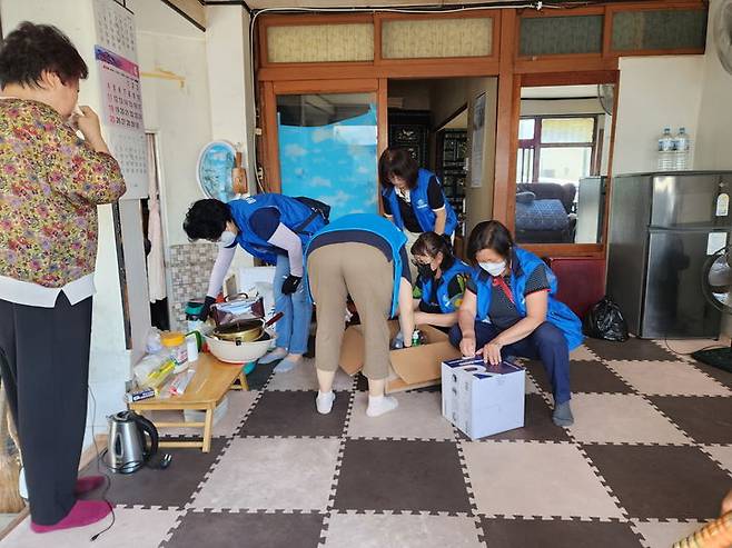 [창원=뉴시스] 강경국 기자 = 경남 창원시 마산합포구 합포동 복지패밀리봉사회(회장 김효임)가 22일 지역 주거위기 독거노인 세대의 주거환경 개선활동을 펼치고 있다. (사진=창원시청 제공). 2023.06.22. photo@newsis.com *재판매 및 DB 금지